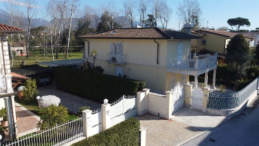 Foto Villa unifamiliare a Forte dei Marmi Vittoria Apuana di 250 m²