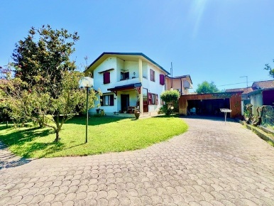 Foto Villa bifamiliare a Forte dei Marmi di 160 m² con 8 locali in vendita