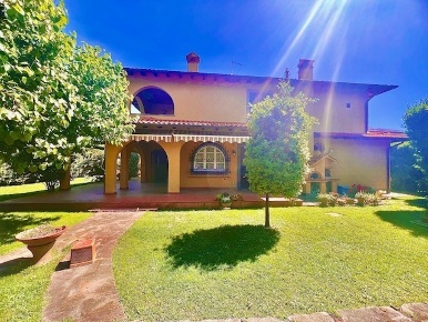 Foto Villa unifamiliare a Forte dei Marmi di 250 m² con 14 locali