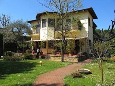 Foto Villa unifamiliare a Forte dei Marmi Vittoria Apuana di 350 m²