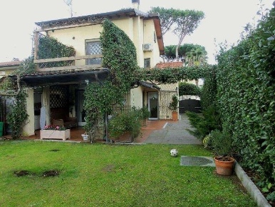 Foto Villa unifamiliare in via agnelli, Forte dei Marmi Centro di 220 m²