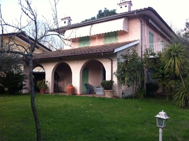 Foto Villa unifamiliare a Forte dei Marmi Caranna di 250 m² con 9 locali