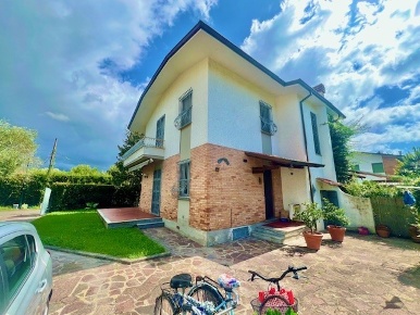 Foto Villa bifamiliare in Via Lorenzo Quartieri, Forte dei Marmi Centro