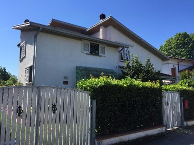 Foto Villa bifamiliare a Forte dei Marmi di 140 m² con 8 locali in vendita