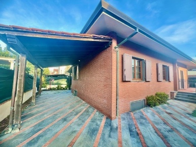 Foto Villa unifamiliare a Forte dei Marmi di 160 m² con 13 locali