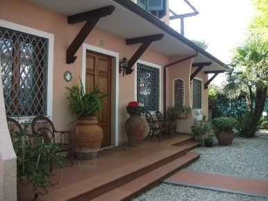 Foto Villa unifamiliare a Forte dei Marmi Centro di 250 m² con 8 locali
