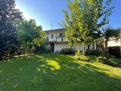 Foto Villa unifamiliare a Forte dei Marmi Centro di 400 m² con 11 locali