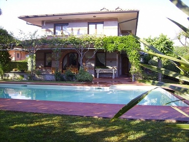 Foto Villa unifamiliare a Forte dei Marmi Centro di 300 m² con 8 locali