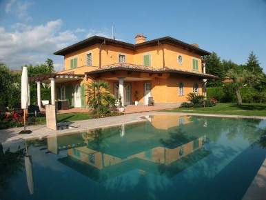 Foto Villa unifamiliare a Forte dei Marmi Centro di 560 m² con 14 locali