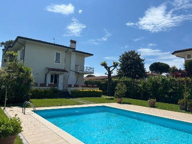 Foto Villa unifamiliare a Forte dei Marmi Centro di 300 m² con 12 locali