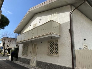 Foto Villa bifamiliare a Forte dei Marmi Vittoria Apuana di 140 m²