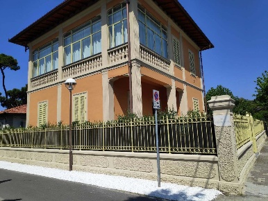 Foto Villa unifamiliare a Forte dei Marmi Centro di 257 m² con 12 locali