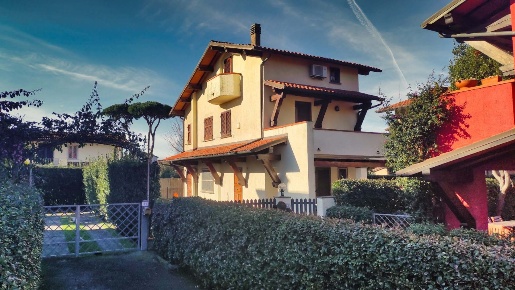 Foto Villa unifamiliare a Forte dei Marmi Centro di 150 m² con 8 locali