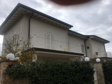 Foto Villa bifamiliare a Forte dei Marmi Centro di 180 m² con 5 locali