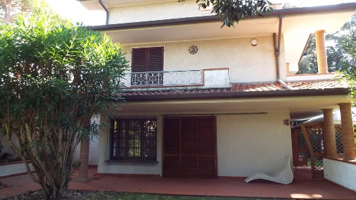 Foto Villa bifamiliare a Forte dei Marmi di 150 m² con 7 locali in affitto