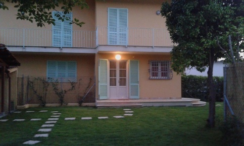 Foto Villa bifamiliare a Forte dei Marmi Caranna di 150 m² con 4 locali