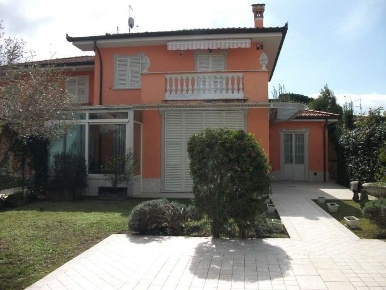 Foto Villa bifamiliare a Forte dei Marmi Centro di 160 m² con 6 locali