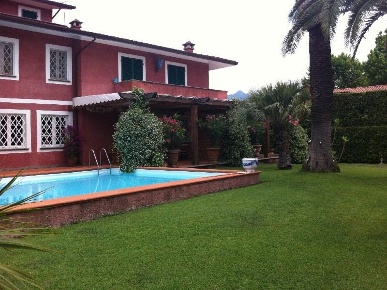 Foto Villa unifamiliare a Forte dei Marmi Centro di 400 m² con 12 locali