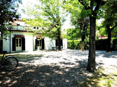 Foto Villa unifamiliare a Forte dei Marmi Centro di 300 m² con 7 locali