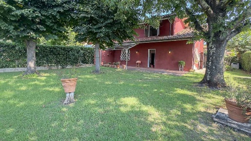 Foto Villa bifamiliare in Via San Camillo, Forte dei Marmi Vittoria Apuana