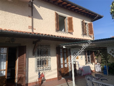 Foto Villa a schiera a Forte dei Marmi Centro di 100 m² con 4 locali