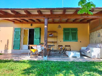 Foto Villa bifamiliare a Forte dei Marmi di 100 m² con 6 locali in vendita
