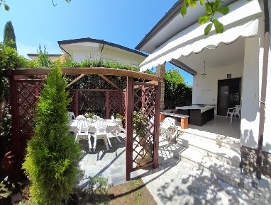 Foto Villa unifamiliare a Forte dei Marmi di 120 m² con 9 locali in vendita