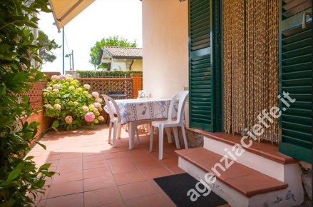 Foto Villa bifamiliare a Forte dei Marmi Centro di 60 m² con 3 locali