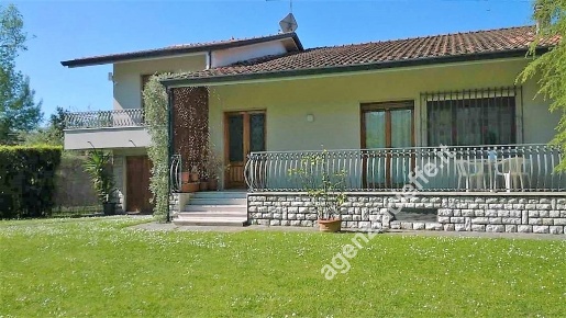 Foto Villa unifamiliare a Forte dei Marmi Caranna di 170 m² con 8 locali