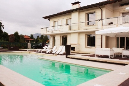 Foto Villa unifamiliare a Forte dei Marmi Centro di 300 m² con 14 locali