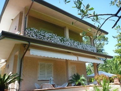 Foto Villa unifamiliare a Forte dei Marmi Caranna di 180 m² con 9 locali