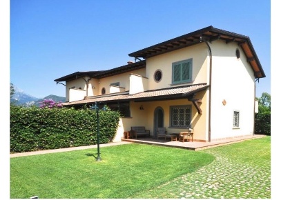 Foto Villa a schiera a Forte dei Marmi di 195 m² con 95 locali in vendita