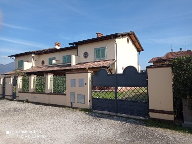 Foto Villa a schiera a Forte dei Marmi di 195 m² con 95 locali in vendita