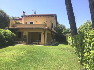 Foto Villa bifamiliare a Forte dei Marmi Roma Imperiale di 200 m²