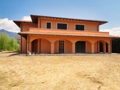 Foto Villa unifamiliare a Forte dei Marmi Vittoria Apuana di 350 m²