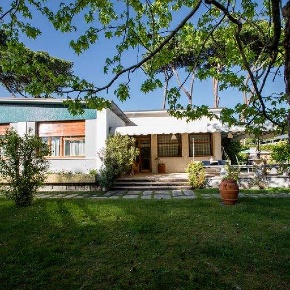 Foto Villa unifamiliare a Forte dei Marmi Centro di 170 m² con 7 locali