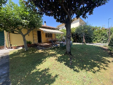 Foto Villa unifamiliare a Forte dei Marmi Centro di 120 m² con 5 locali