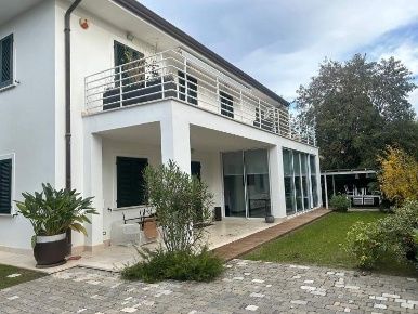 Foto Villa bifamiliare a Forte dei Marmi Centro di 340 m² con 11 locali