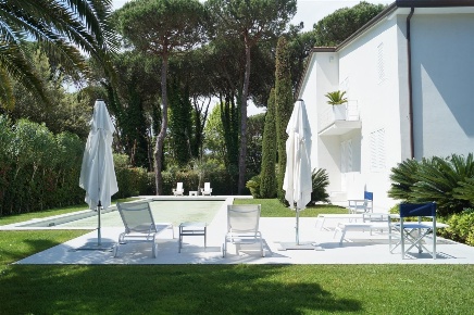Foto Villa unifamiliare a Forte dei Marmi Centro di 330 m² con 14 locali