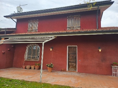 Foto Villa bifamiliare a Forte dei Marmi di 200 m² con 10 locali in vendita
