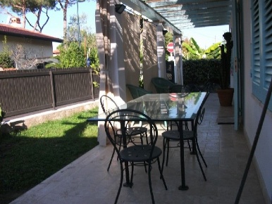 Foto Villa unifamiliare a Forte dei Marmi Centro di 100 m² con 8 locali