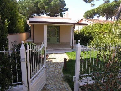 Foto Villa unifamiliare a Forte dei Marmi Vittoria Apuana di 180 m²