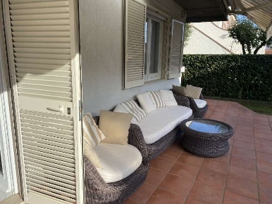 Foto Villa unifamiliare a Forte dei Marmi Centro di 200 m² con 7 locali