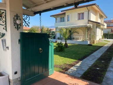 Foto Villa unifamiliare a Forte dei Marmi Centro di 300 m² con 7 locali