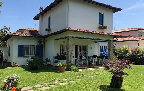 Foto Villa unifamiliare a Forte dei Marmi Vittoria Apuana di 150 m²