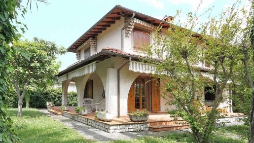 Foto Villa bifamiliare a Forte dei Marmi Caranna di 150 m² con 6 locali