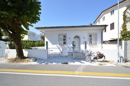 Foto Villa unifamiliare a Forte dei Marmi Centro di 135 m² con 7 locali