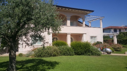Foto Villa unifamiliare a Forte dei Marmi Vittoria Apuana di 450 m²