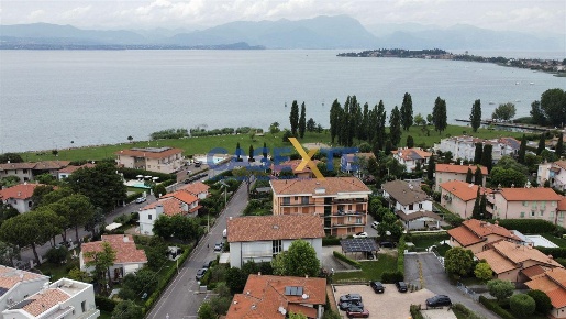 Foto Appartamento in Via Como, Sirmione Centro di 100 m² con 3 locali