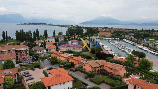 Foto Appartamento in Via Como, Sirmione Centro di 100 m² con 3 locali